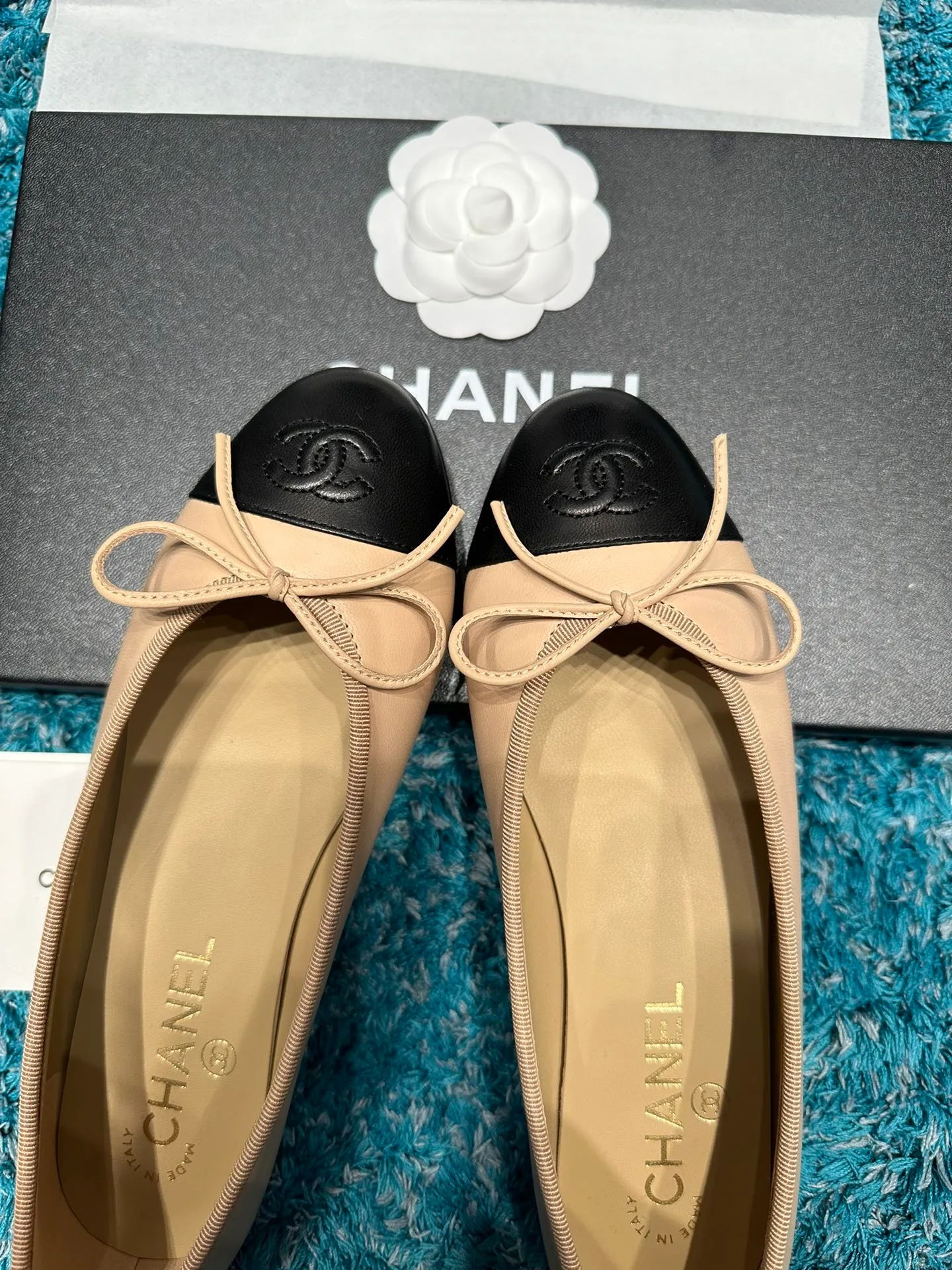 👟👟Ex-factory price 440👟👟 Women's Shoes Women's Clothing Women's Shoes Factory Women's Shoes Women's Clothing Women's Shoes Women's Clothing Chanel shoes that are always being upgraded ~ 2021ss top version HK overseas purchasing original cut from 1:1 Chanel Chanel classic bow round toe ballet shoes There are not many good quality, so you can really go in and out of the counter without pressure Regardless of the last shape, leather selection, or manufacturing process, they are all genuine craftsmanship and very sophisticated. ◾️Fabric: Mixed sheepskin imported from Italy ◾️Lining: Imported sheepskin (sweat-absorbent and soft) ◾️Sole: Italian special A-grade genuine leather sole (not ordinary thin sole in the market) ◾️Size: 35-39 [34 40 41 42 43 customization is not returnable]